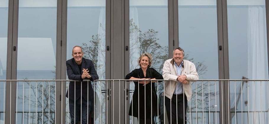 Carlos & Maite with Kevin McCloud - External